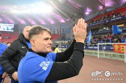 爱游戏官方官网 - 多特蒙德训练开放日，赛后防线松动引欢呼，中超在即，身体对抗强度拉满